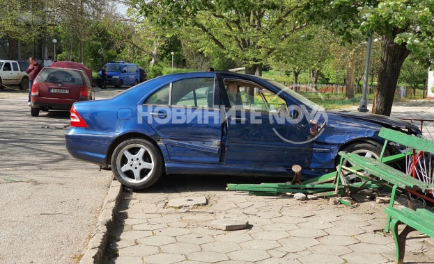 18 годишно момиче без книжка помете с кола група деца на