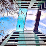 Най-атрактивният стъклен басейн свързва два небостъргача на височина от 35 метра