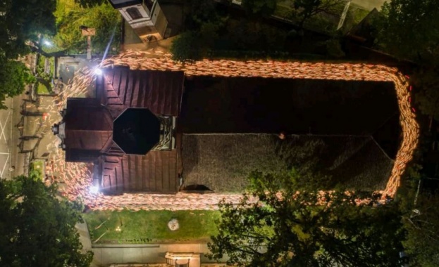 Стотици миряни посрещнаха Възкресение Христово в русенския храм Света Троица