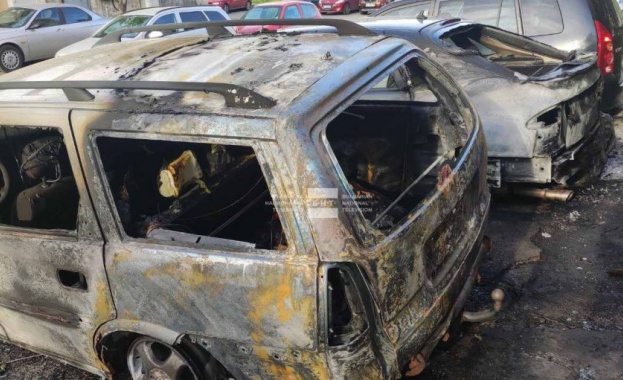 Две коли изгоряха в "Дружба 2", версията е умишлен палеж