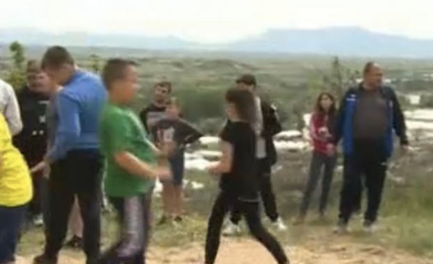 Във втория ден след Възкресение Христово жителите на санданското село