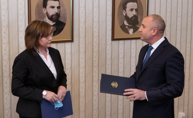 Президентът Румен Радев връчи проучвателен мандат за съставяне на правителство
