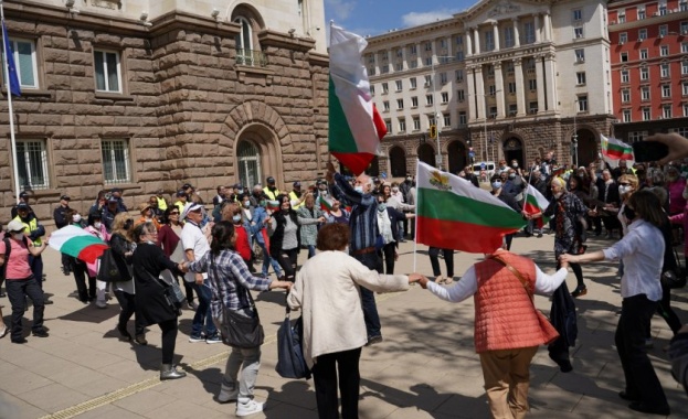 Земеделски производители излязоха на протест и затрудняват движението на входа
