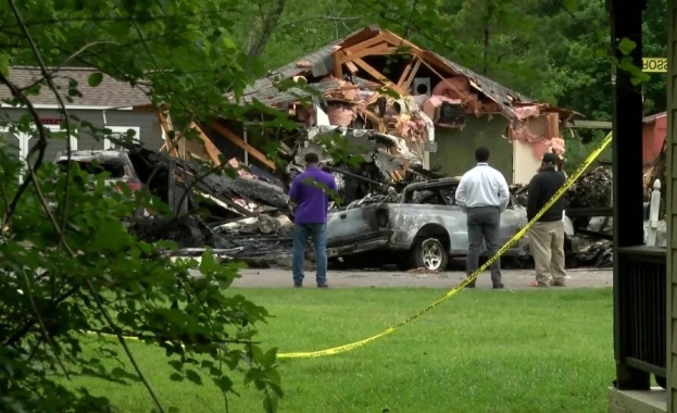 Четирима души загинаха вчера когато малък самолет се разби в