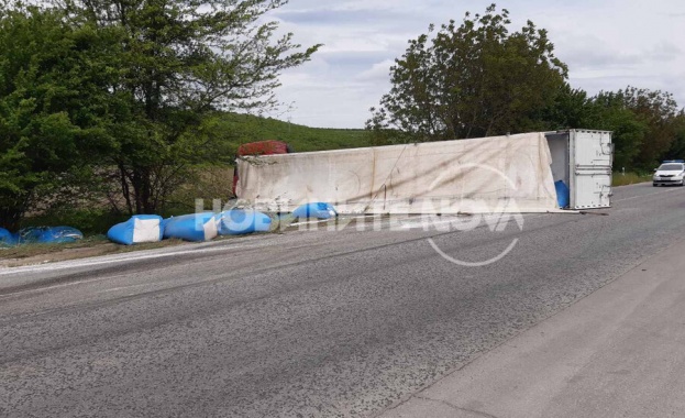 Тежкотоварен автомобил самокатастрофира на главния път Русе Велико Търново