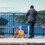 Разделени от COVID-19 близнаци се срещат всяка седмица на мост