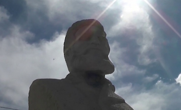 В Зверино си върнаха паметник на Христо Ботев под запор