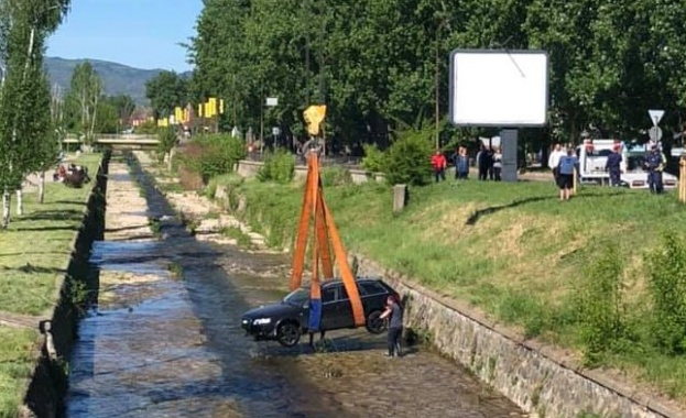 Лек автомобил Ауди  падна в река Банщица в Кюстендил.