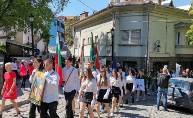 Десетки ученици и учители от Хуманитарната гимназия Св Св Кирил