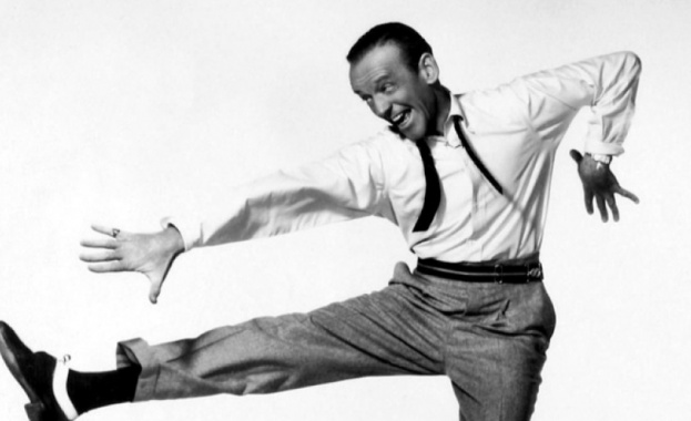 Фред Астѐр е американски актьор танцьор певец шоумен сред най великите