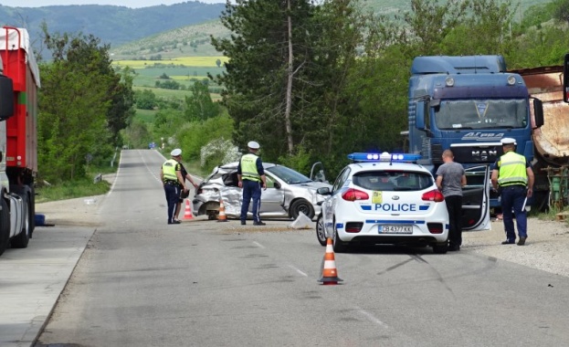  Две деца и жена пострадаха при тежка катастрофа край Благоевград 