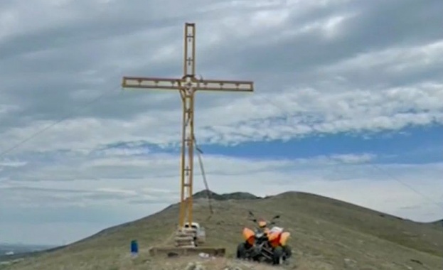 Неизвестни извършители откраднаха 7 метров кръст в пазарджишкото село Синитово Символът