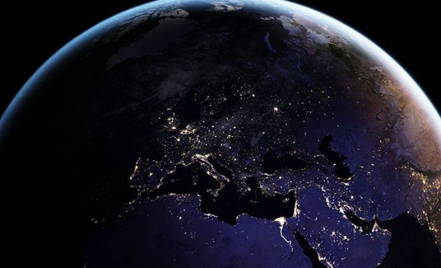 Има четири основни сили във Вселената силна ядрена слаба ядрена