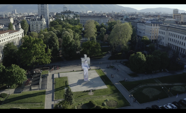 13 метровата арт инсталация на Венелин Шуроло неминуемо напомня за преходността на