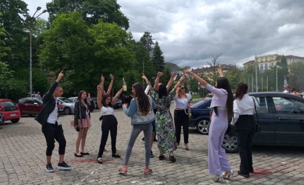 В София абитуриенти се събраха пред храм паметника Св Александър Невски