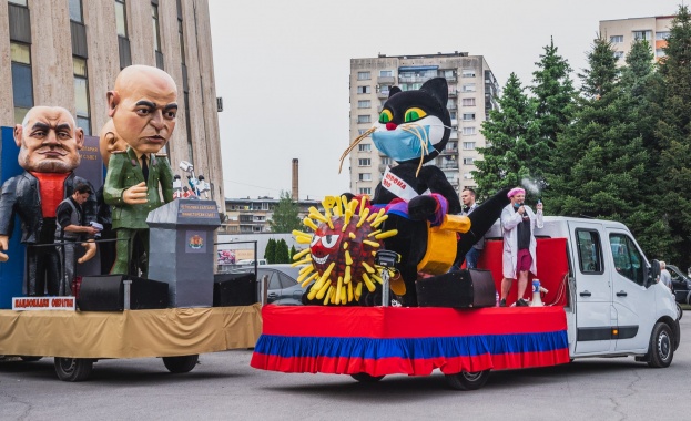 Джипката и ферарито с цвят червен идват на карнавал в Габрово 