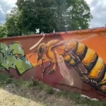 Нарисуваха 30-метрова Стена на пчелите в София