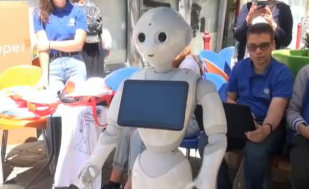 Роботи правят демонстрации в центъра на Бургас