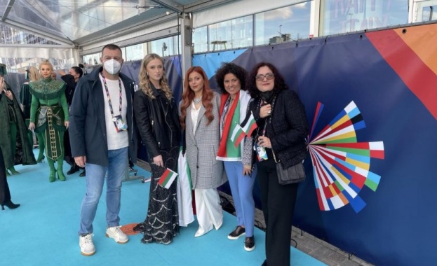 Виктория впечатли с изящна визия на тюркоазения килим на Евровизия 2021