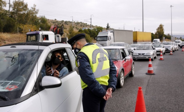 Гръцката полиция глобява за липса на маски в личните автомобили