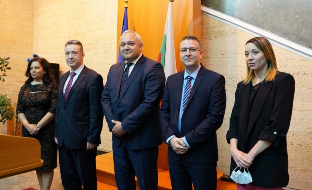 Облекчаване на административното обслужване за граждани и проверка на обществени