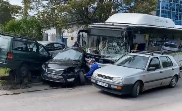 Автобус на градския транспорт удари седем коли в София