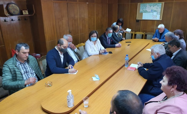 Председателят на БСП Корнелия Нинова проведе среща в Перник с