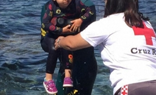 Испанската Гражданска гвардия разпространи снимки на деца мигранти във водата