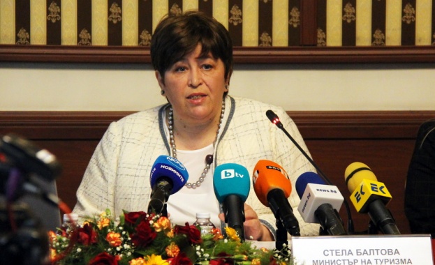 Министър Стела Балтова настоява за отпадане на PCR теста за пристигащи от червена зона