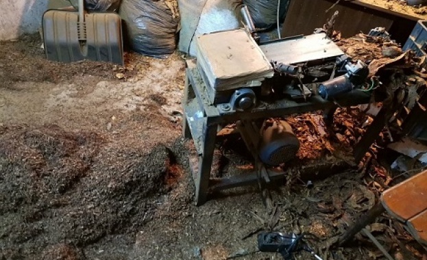 Митнически служители разкриха цех за производство на акцизни стоки