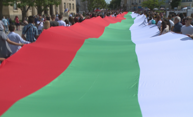 В Русе с празнично шествие с 80 метров трибагреник създаден от