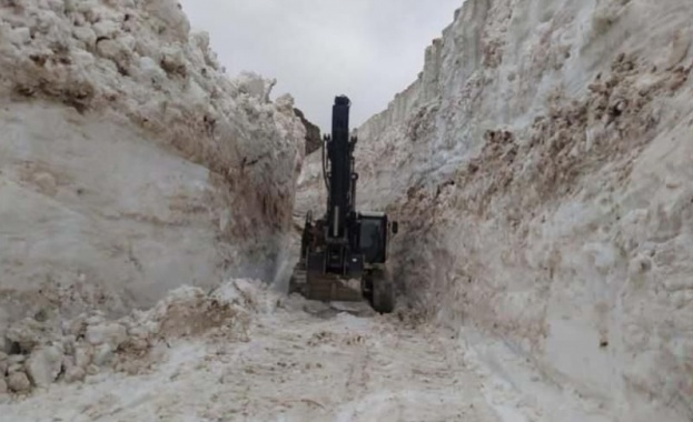 Осемметрова снежна покривка продължава да блокира пътища в югоизточния турски