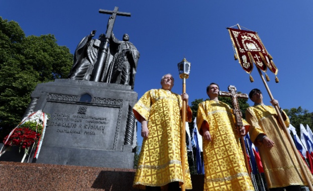 Тържествена церемония пред паметника на Кирил и Методий в Москва