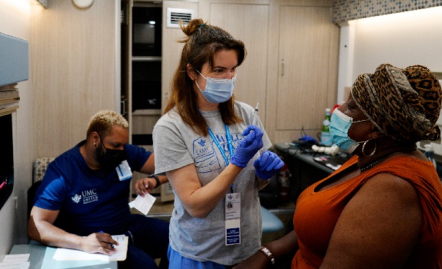 Повече от половината от всички пълнолетни американци са били ваксинирани