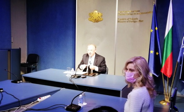 Служебният министър на външните работи Светлан Стоев представя екипа и