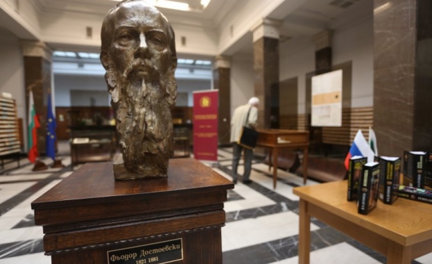 Руското посолство дари бюст на Достоевски на Народната библиотека 