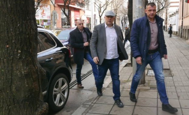 Чадърът над Миню Стайков Баневи и Арабаджиеви внезапно се превърна