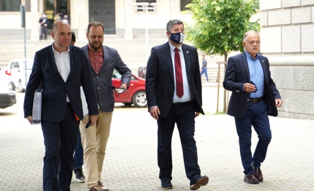 Демократична България внесе 10 хиляди подписа в ЦИК за регистрация