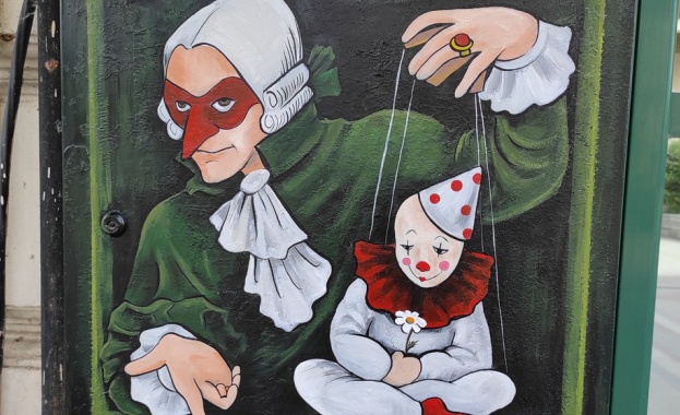 По инициатива на общината три художнички изрисуваха 10 електрически касети