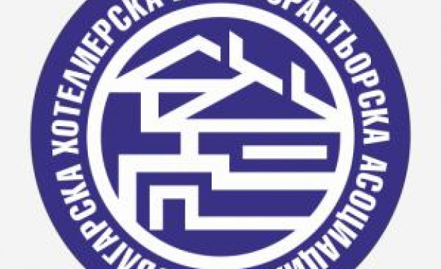 Стикерите за 100 процента ваксиниран персонал които започват да се