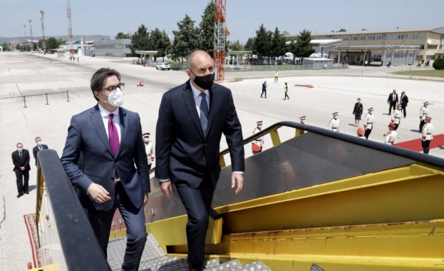 Българска делегация водена от държавния глава Румен Радев днес е