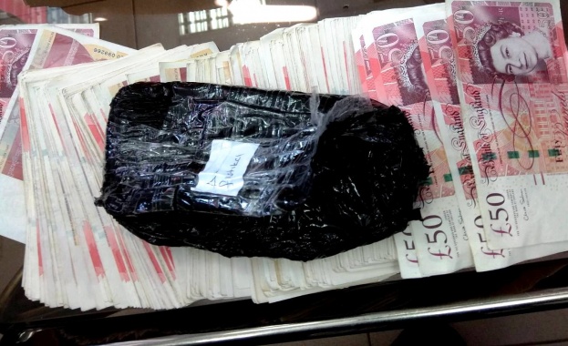 Митнически служители откриха близо 125 000 недекларирани евро и над