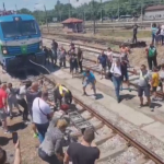 Рекорд на Гинес: Пловдивчанин изтегли 84-тонен локомотив