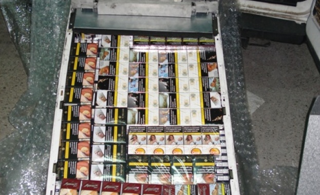 Митнически служители задържаха 97 000 къса 4850 кутии цигари скрити