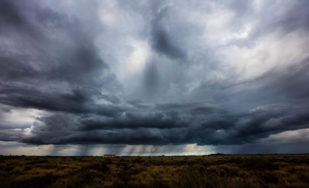 Румънските синоптици издадоха предупреждение с жълт код за съществени валежи