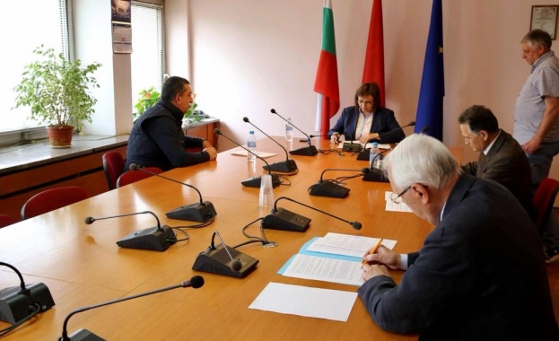 Председателят на БСП Корнелия Нинова подписа споразумения с още три