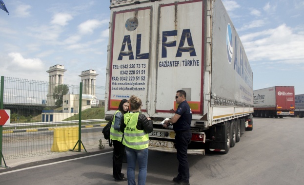 Общо 20 камиона с пластмасови отпадъци задържани на границата с