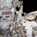 Руски космонавти изхвърлиха в космоса стар панел от модула „Заря“ на МКС 