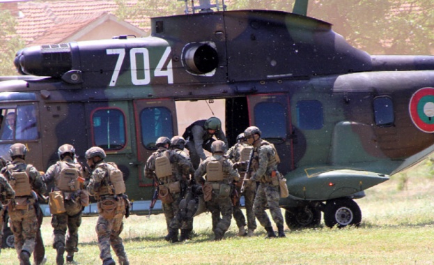 Президентът Румен Радев служебният министър на отбраната Георги Панайотов и