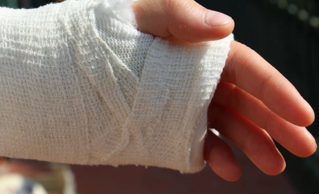 Седмокласник е със счупена ръка след бой между ученици в